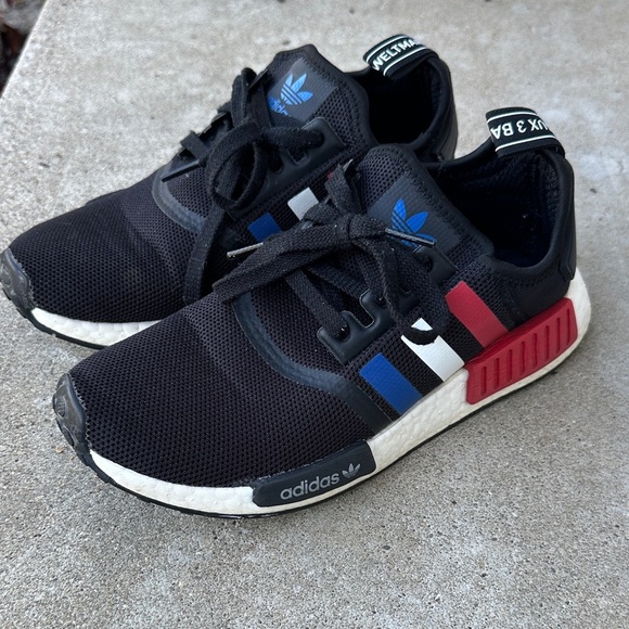 Adidas NMD R1 J Tri-Color Core Black Cloud White Scarlet EG9360 Size 6.5 - Picture 1 of 6